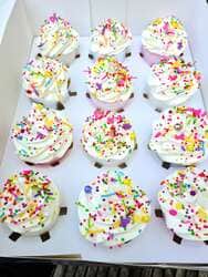 קאפקייקס קצפת צבעונית עם סוכריות קישוט
