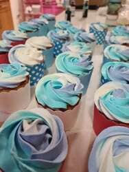 קאפקייקס קצפת צבעונית עם סוכריות קישוט