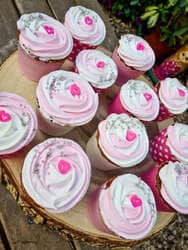 קאפקייקס קצפת צבעונית עם סוכריות קישוט