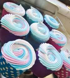 קאפקייקס קצפת צבעונית עם סוכריות קישוט