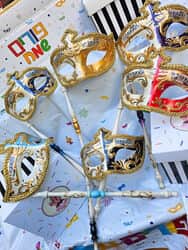 מסיכת חצי פנים עם מקל