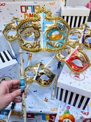 מסיכת חצי פנים עם מקל