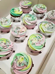 קצפת צבעונית עם סוכריות קישוט