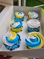 קאפקייקס קצפת צבעונית עם סוכריות קישוט