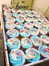 קאפקייקס קצפת צבעונית עם סוכריות קישוט