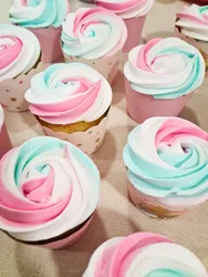 קאפקייקס קצפת צבעונית עם סוכריות קישוט