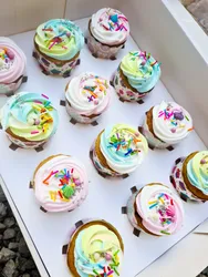 קאפקייקס קצפת צבעונית עם סוכריות קישוט