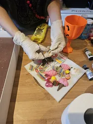 ערכת יצירה DIY להכנת עוגת גן מעוצבת עם דף סוכר, קצפת ואלמנטים