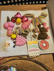 ערכת יצירה DIY להכנת עוגת גן מעוצבת עם דף סוכר, קצפת ואלמנטים