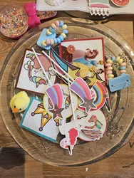 ערכת יצירה DIY להכנת עוגת גן מעוצבת עם דף סוכר, קצפת ואלמנטים