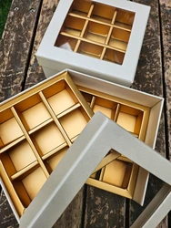 קופסת פרלינים מהודרת 2 קומות- 18 פרלינים