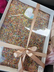 שוקולד עם גאנש וסוכריות קישוט