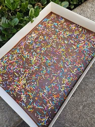 שוקולד עם גאנש וסוכריות קישוט