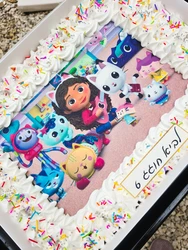 עוגת גן מעוצבת עם דף סוכר, קצפת וסוכריות קישוט