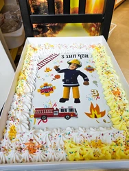 עוגת גן מעוצבת עם דף סוכר, קצפת וסוכריות קישוט