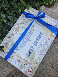 עוגת גן מעוצבת עם דף סוכר, קצפת וסוכריות קישוט