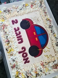 עוגת גן מעוצבת עם דף סוכר, קצפת וסוכריות קישוט