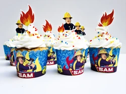 קאפקייקס מעוצב עם קצפת צבעונית ודפי סוכר