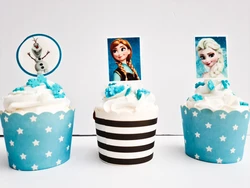 קאפקייקס מעוצב עם קצפת צבעונית ודפי סוכר