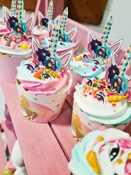 קאפקייקס מעוצב עם קצפת צבעונית ודפי סוכר