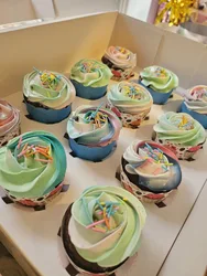 קצפת צבעונית עם סוכריות קישוט