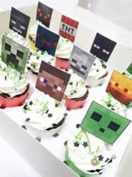 קאפקייקס מעוצב עם קצפת צבעונית ודפי סוכר