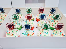 קאפקייקס מעוצב עם קצפת צבעונית ודפי סוכר