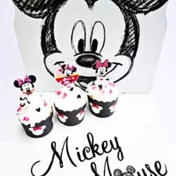 קאפקייקס מעוצב עם קצפת צבעונית ודפי סוכר