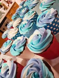 קצפת צבעונית עם סוכריות קישוט