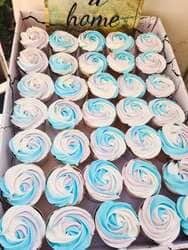 קאפקייקס קצפת צבעונית עם סוכריות קישוט