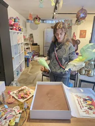 ערכת יצירה DIY להכנת עוגת גן מעוצבת עם דף סוכר, קצפת ואלמנטים