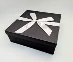 קופסת קרטון עם סרט סטן שחור