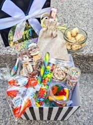 מארז ממתקים תואמים לעוגה